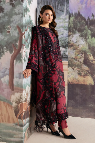 Ramsha presenting luxury lawn